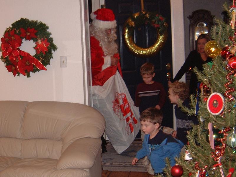 2003/12(Dec)/02-Christmas Eve/800x600_2003-12-24-12-Santa-Arrives.JPG